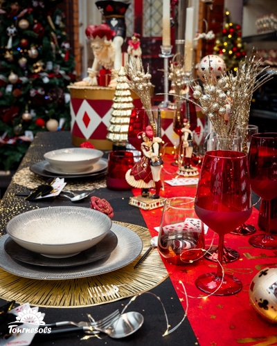 Table décorée de Noël avec thème Renaissance et ornementations baroques.